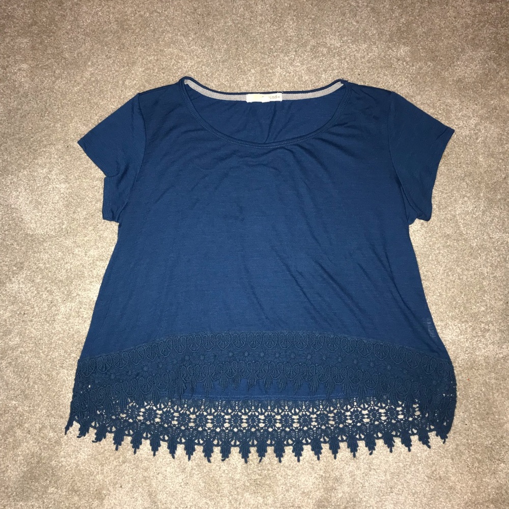 Short sleeve shirt with knit detail on bottom